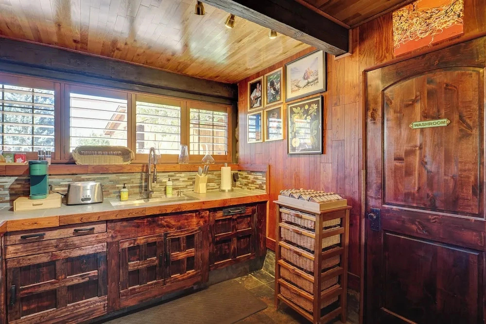 Historical Mtn-view Getaway w/ Hot Tub in Sandy