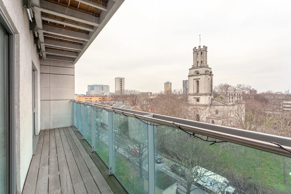 Modern 1 Bedroom Flat in Shadwell With Balcony
