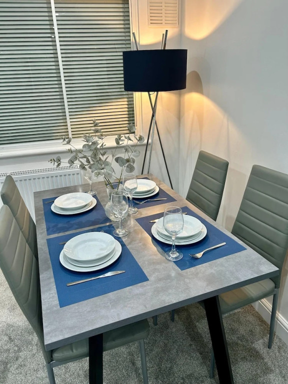 House Sleeps 6 With Free Parking