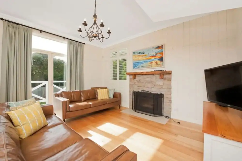Hampton on Apollo - Ocean Mountain View Creekside Retreat Pet Friendly Free EV Charger Fireplace Wood Supplied During Winter