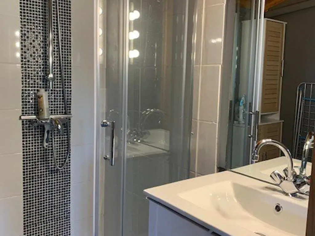Chalet climatisé avec piscine chauffée et parking dans une pinède calme - FR-1-607-64