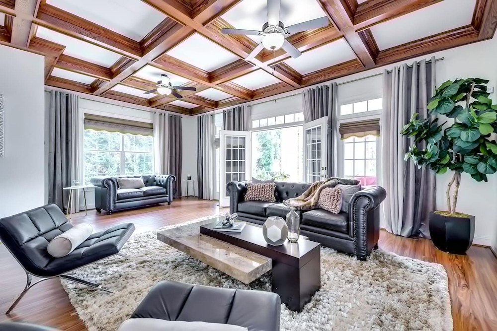 Luxe Gated Fenced Buckhead 6BD 8 5bth Sleeps 12