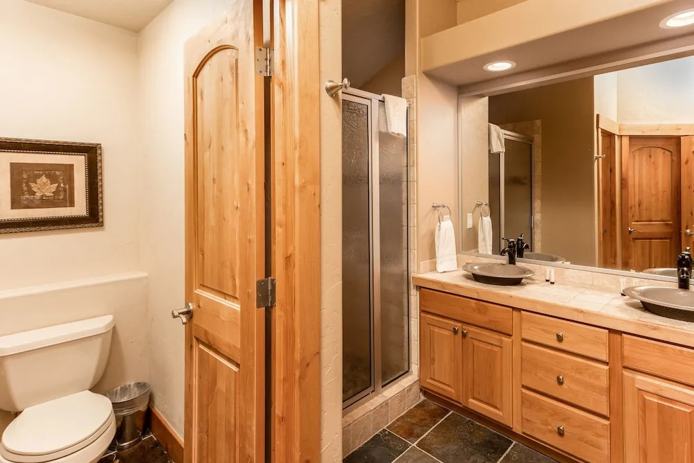 New Listing! Upscale W/ Private Hot Tub 5 Bedroom Townhouse