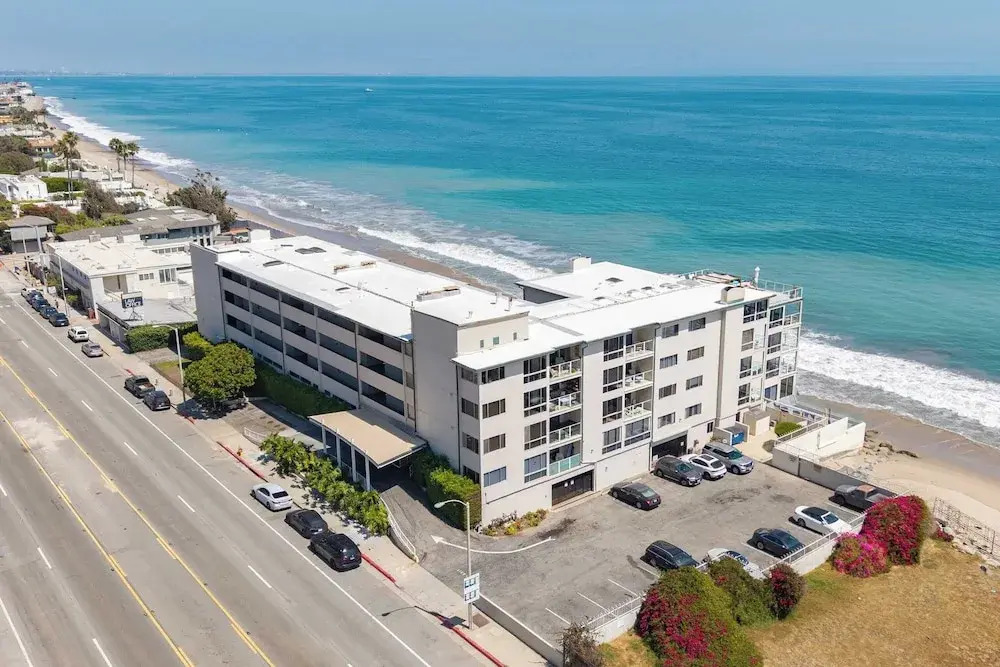 Oceanfront Gem w/ Balcony, Pool, Hot Tub & Carbon Beach Access Bluewater Haven by Avantstay