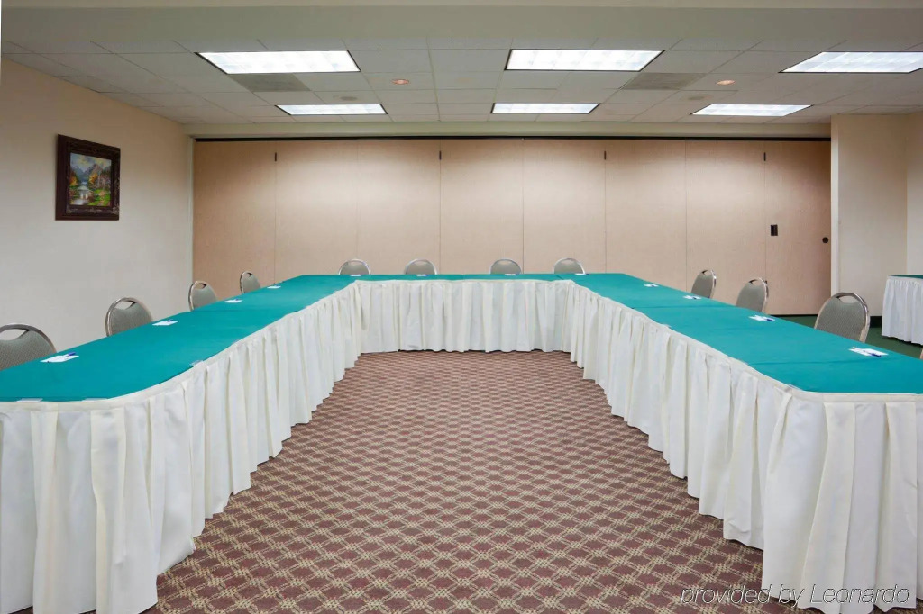 Holiday Inn Express & Suites Tracy by IHG