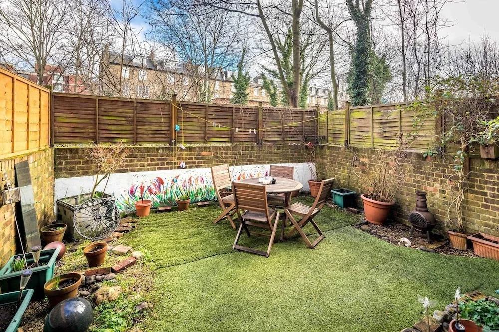 Charming flat w/ garden near Westfield (sleeps 4)