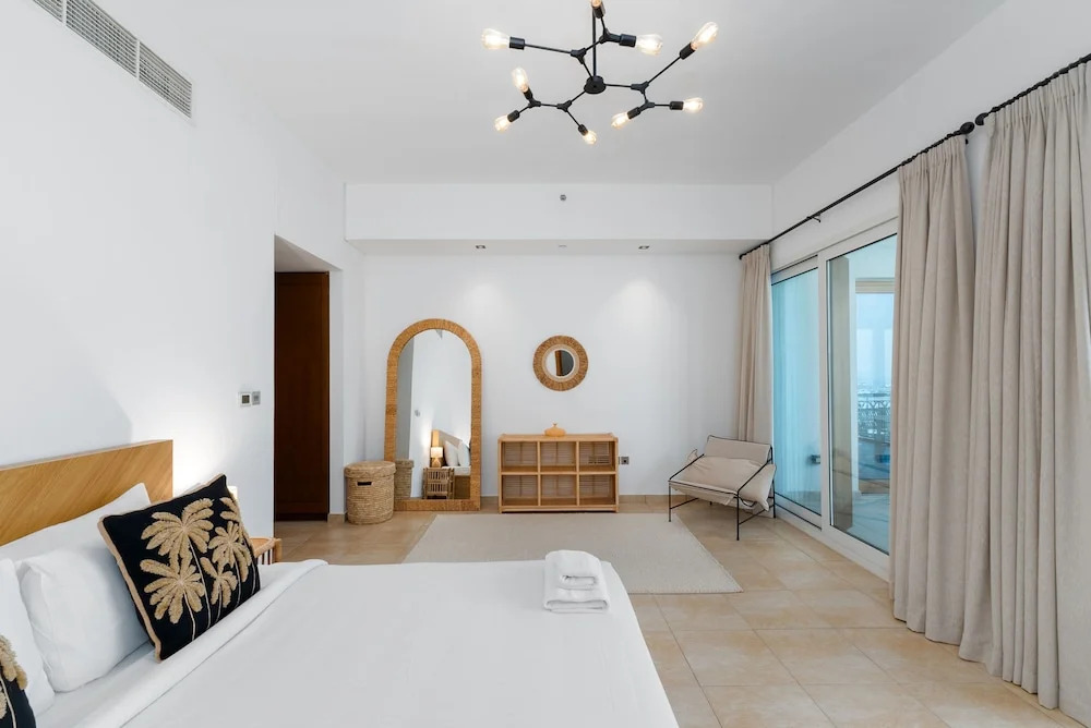Modern 3BR Maid at the Palm w Pool and Gym