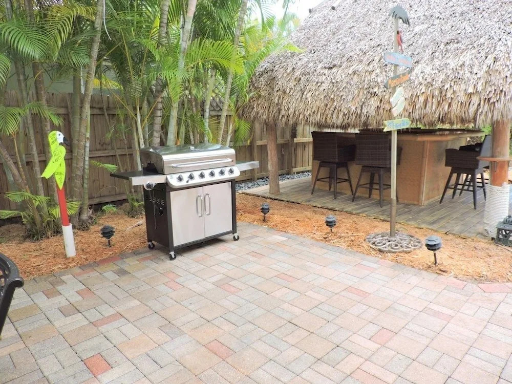 Tiki Getaway 3/2 for 8 Heated Pool, Tiki Hut, Bar