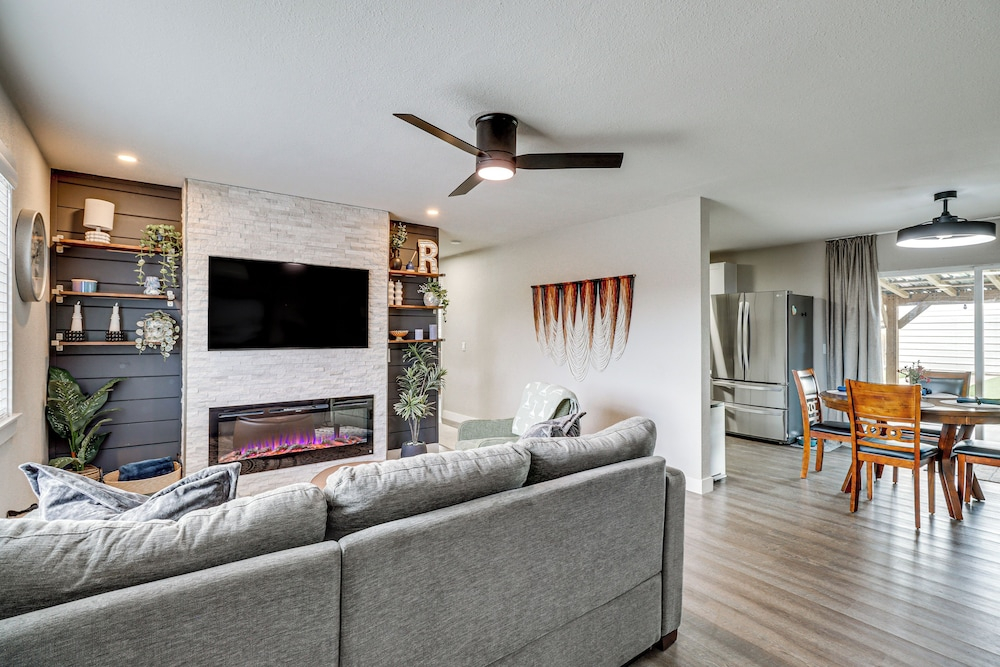 2 Mi to Reno Convention Center: Modern Home + Yard