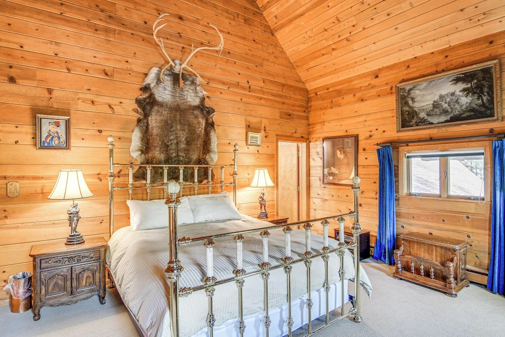 Game Room & Hot Tub: Serene Grand Mountain Chalet!