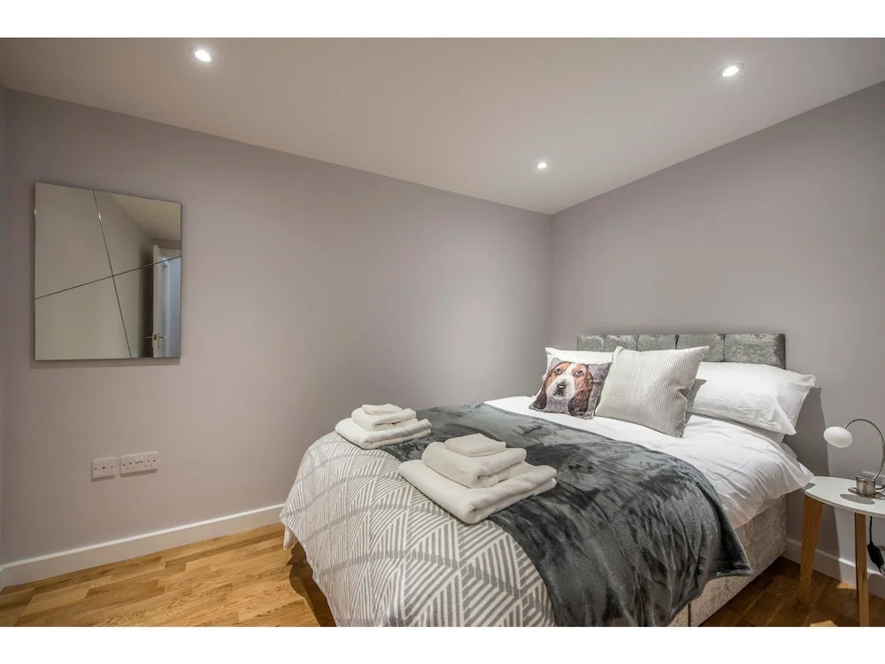 Modern, Stunning and Elegant 2 Bedroom Apt for 4