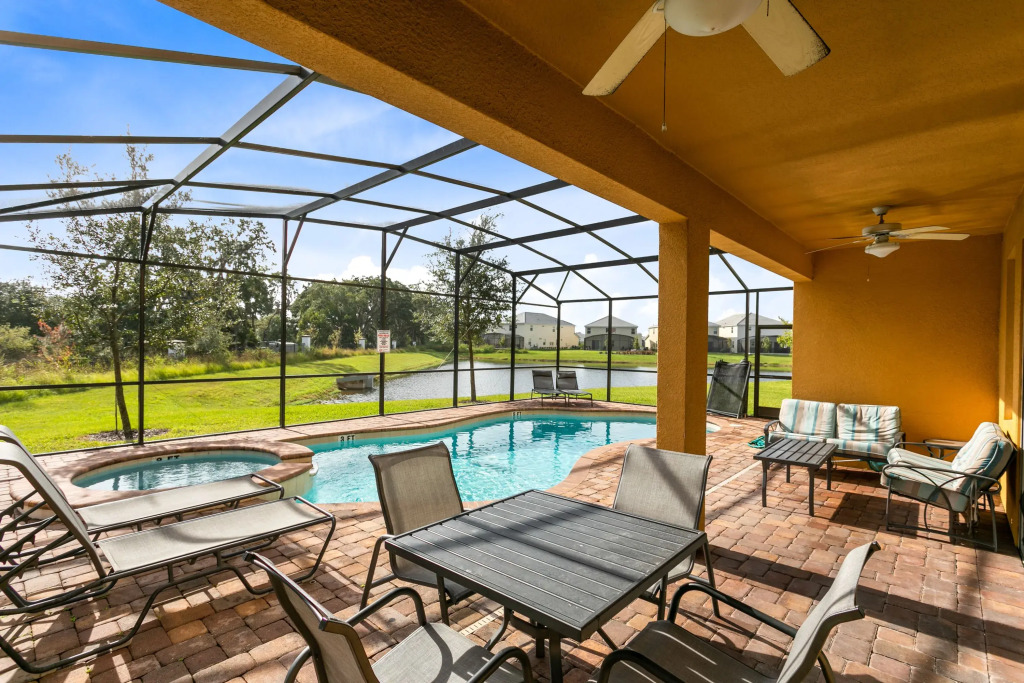 Veranda Home 8br 6 En-suites Lake View Pool SPA