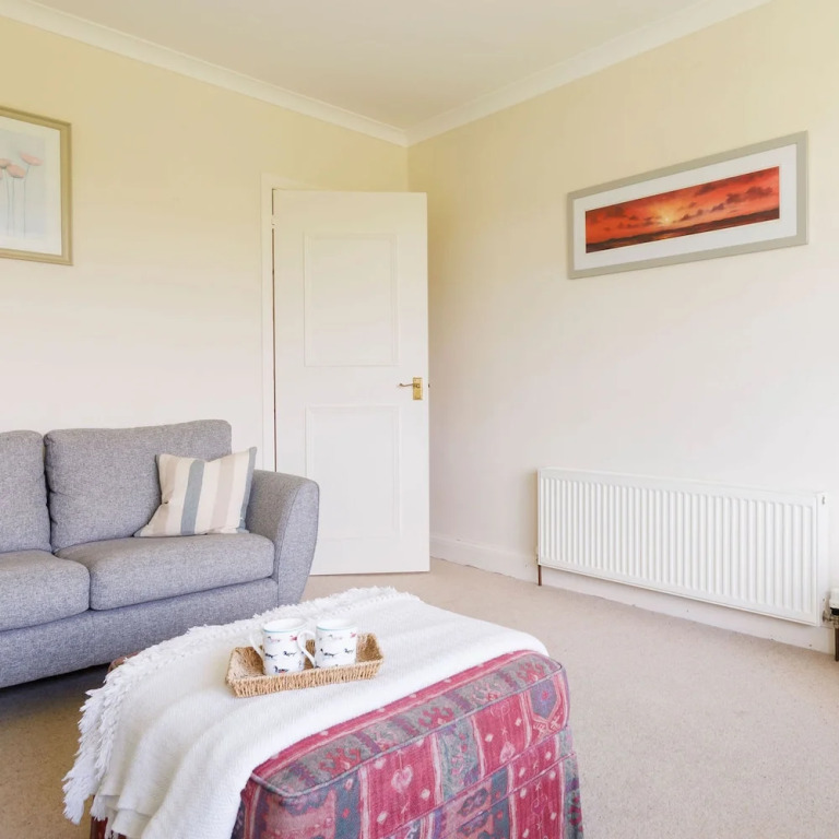Seaside detached 4bd home nr shops Parking Garden