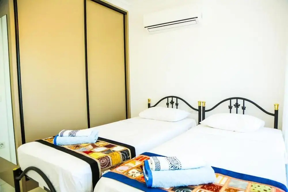 Villa-Sleeps 8-Parking-Pool-Bbq