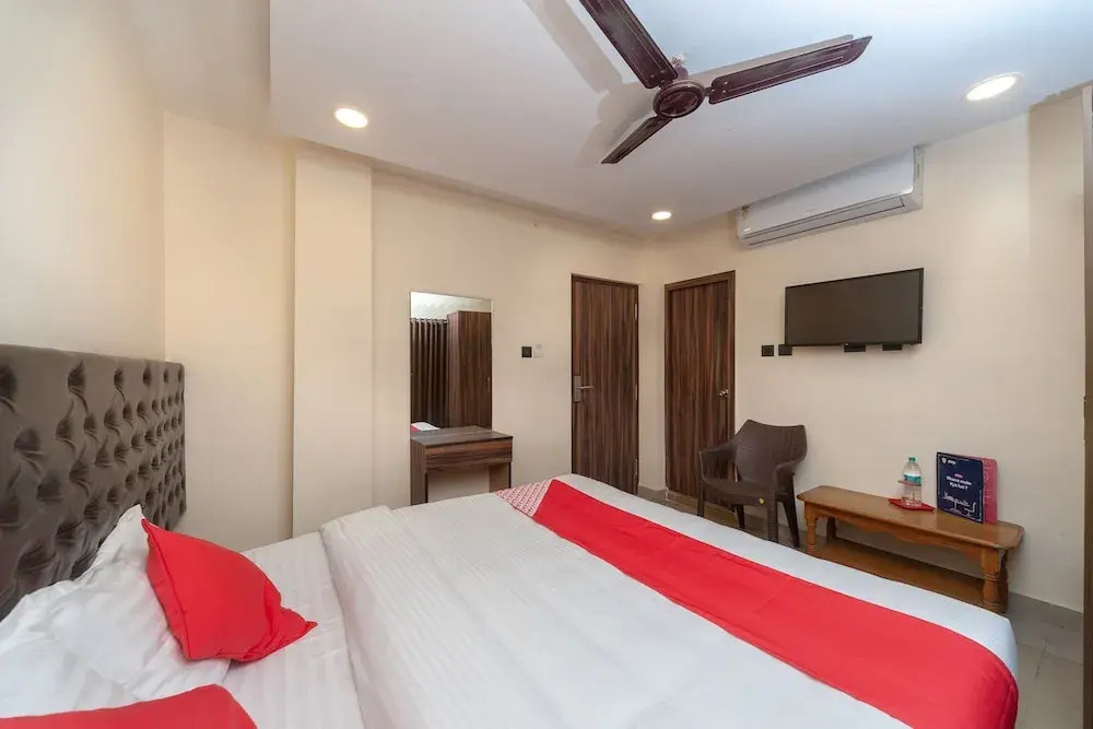 Collection O 24305 Ateendra Inn