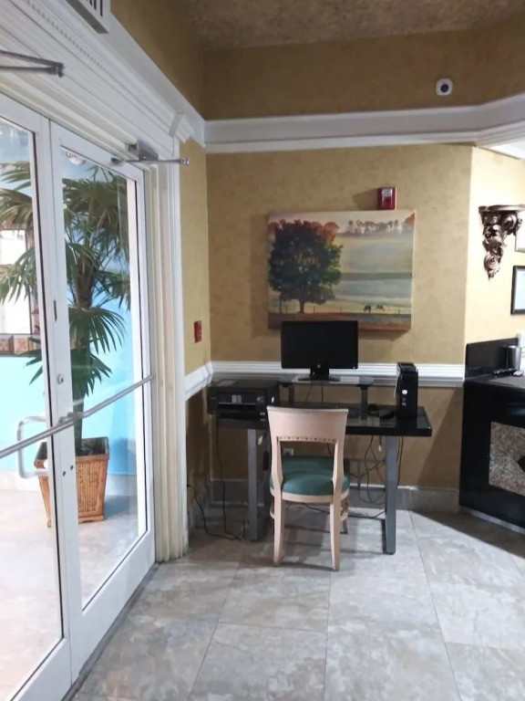 Deluxe Inn & Suites