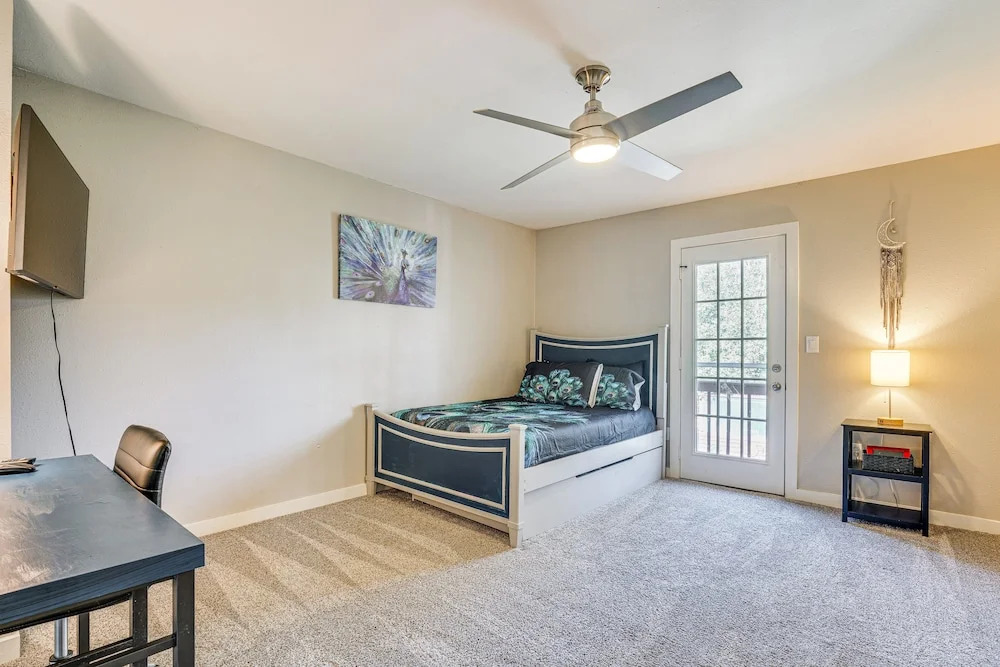 Seguin Riverfront Retreat: Fishing Dock + Kayaks!