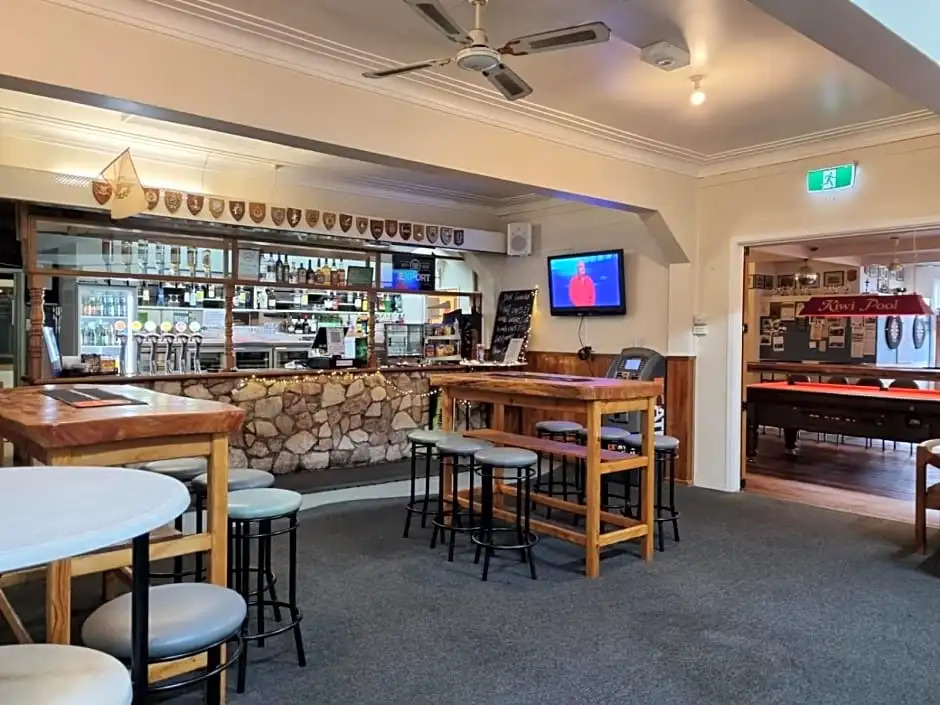 Oasis Bar & Hotel