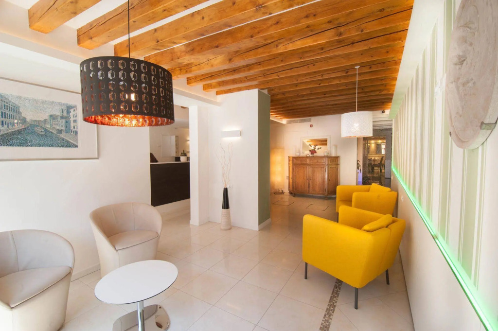 Leone Hotel