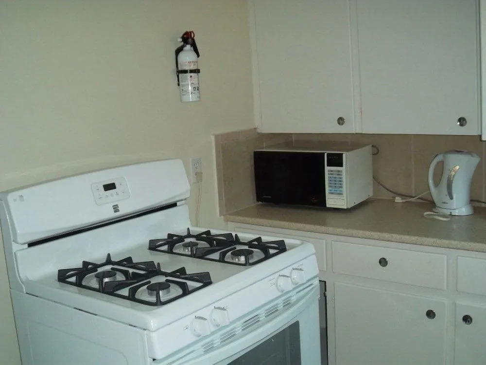 Anchor Motel and Suites