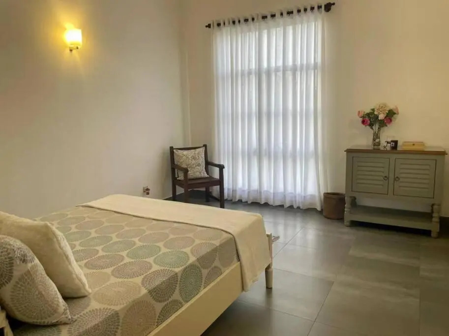 Lovely 2-bedroom holiday home with free parking.