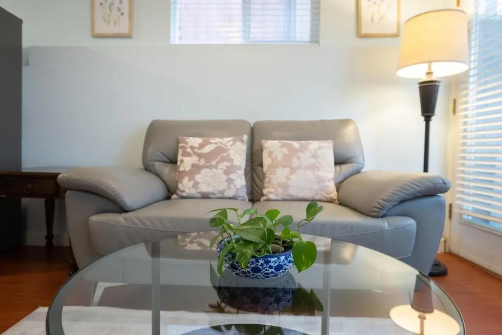 Adorable 1-bedroom suit with independent entrance