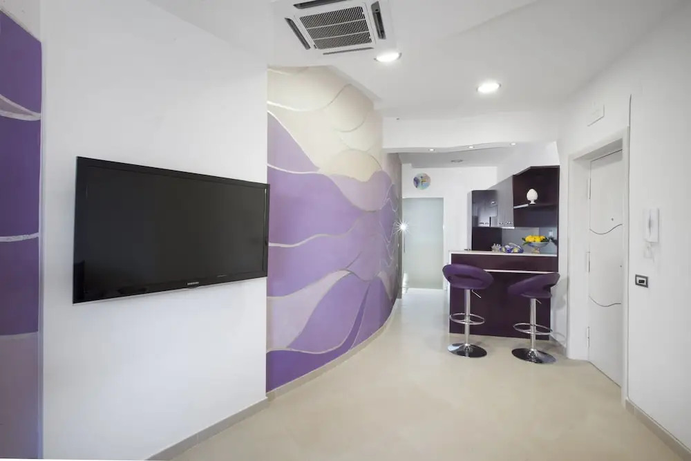 Estate4home- L'Onda Viola