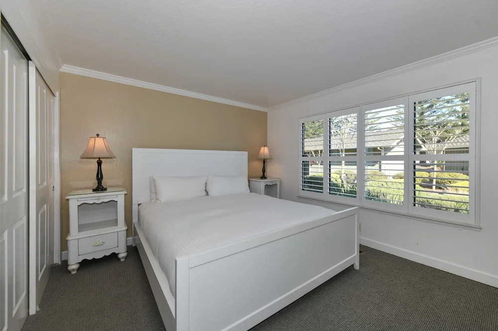 888 Oak Creek At Silverado 2 Bedroom Condo by Redawning