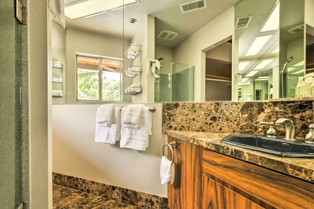 Kailua-kona Home w/ Tropical Bar: Walk to Beach!