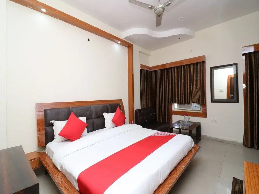 FabHotel Neena Palace