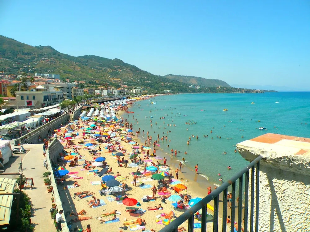 A charming studio apartment with terrace overlooking the sea