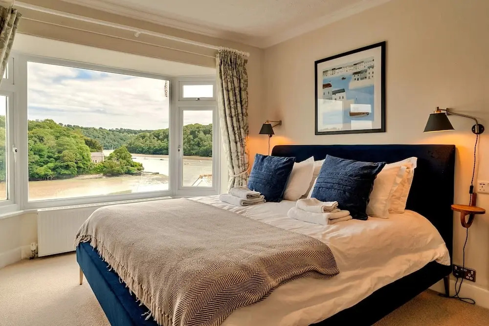 Stunning Waterfront Retreat With Hot Tub, No Deposit