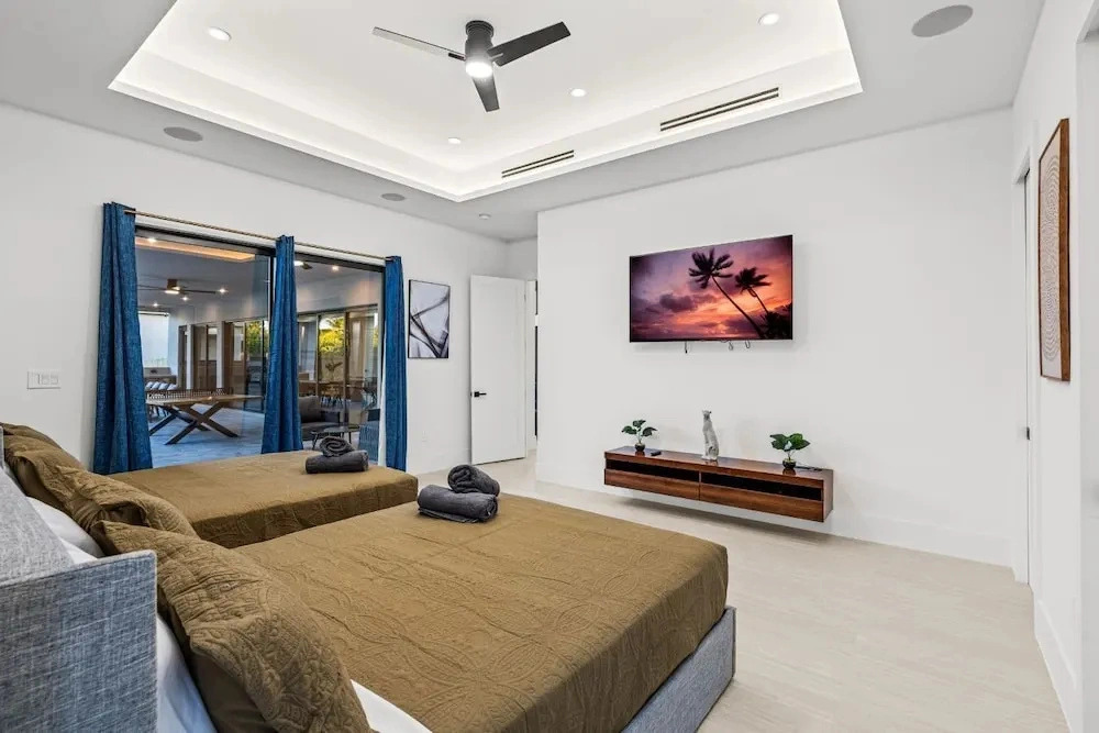Miami Ultra Villa w Pool by Glam Homes