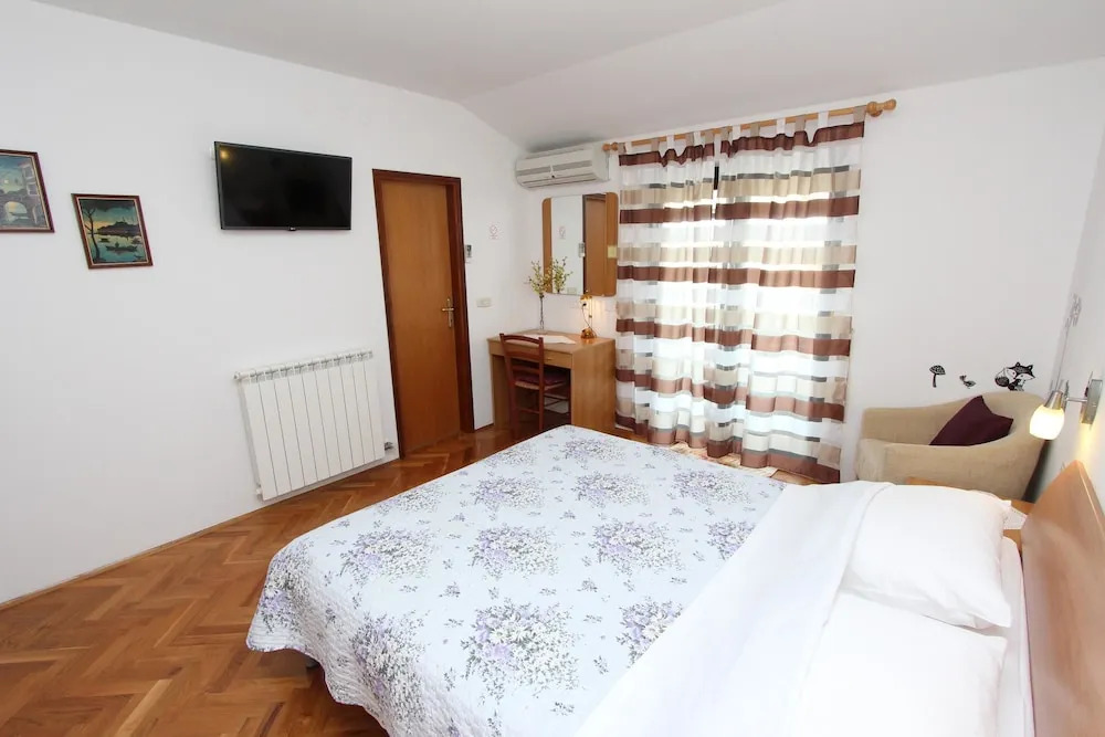 Room and Apartment Lea