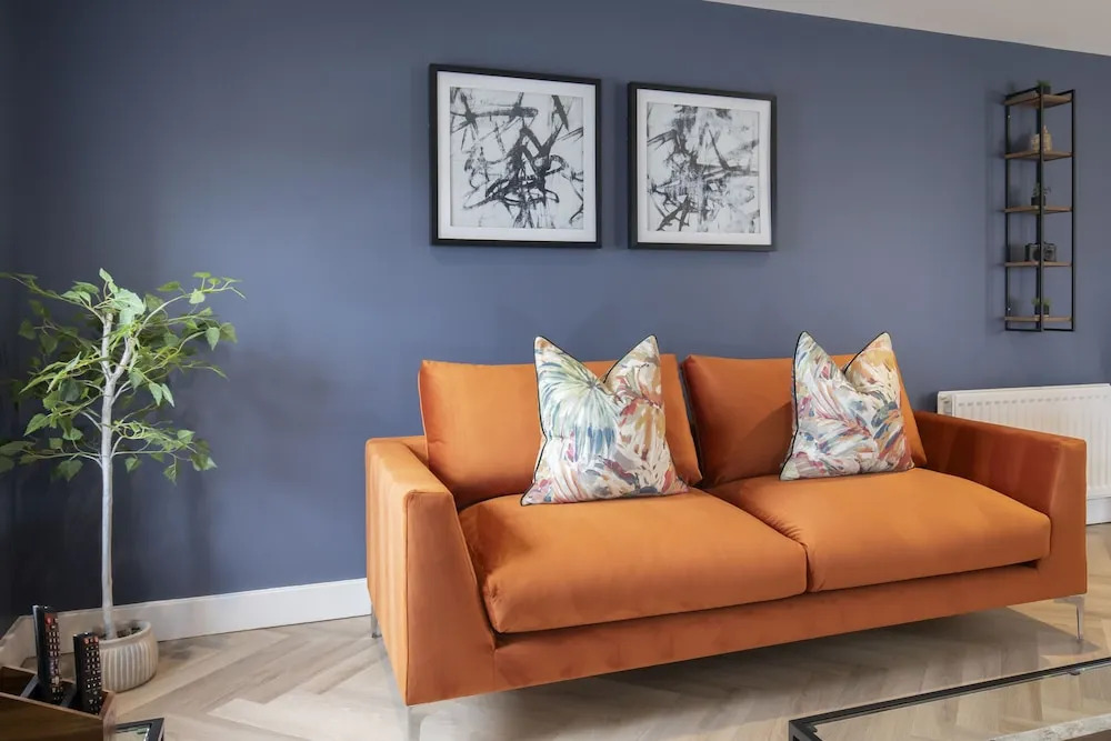 Elliot Oliver - Luxury 3 Bedroom Town Centre Apartment With Parking