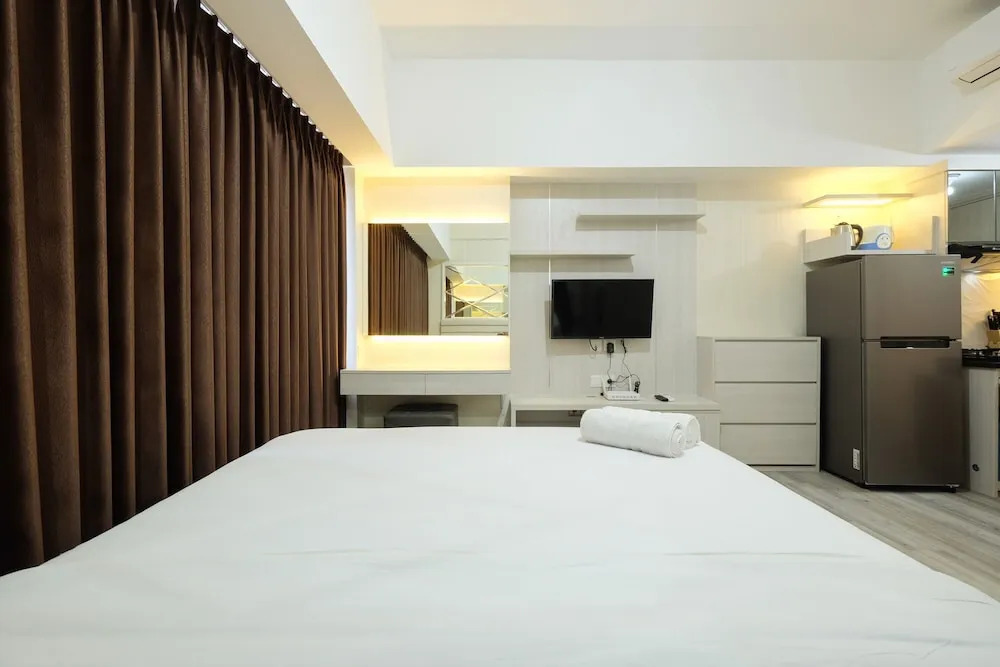 Comfortable and Good Place Studio Apartment Springlake Summarecon Bekasi By Travelio