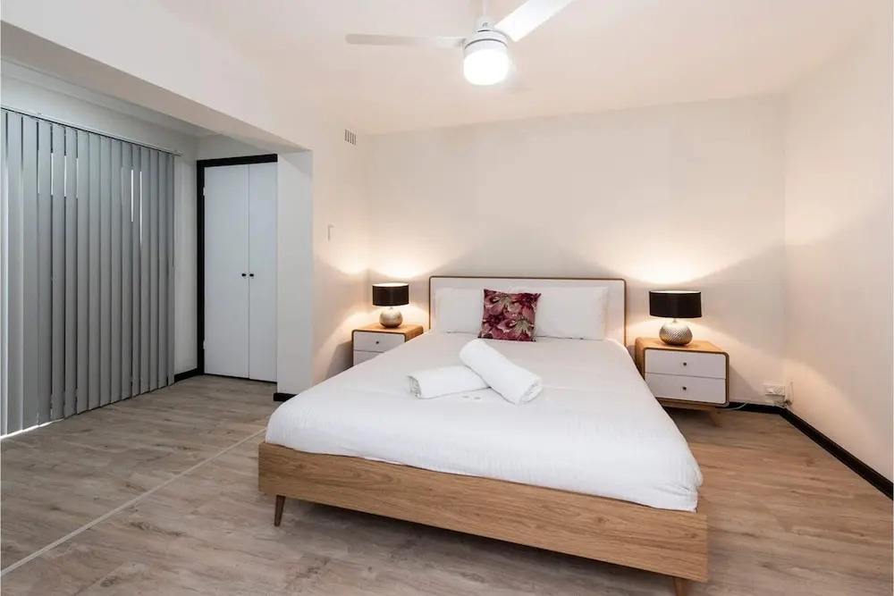 Convenient 1BR Apartment Close to Foreshore & Cbd