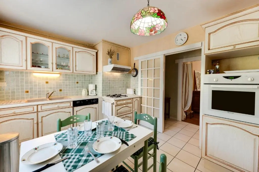 85 m2, calme , parking, centre ville