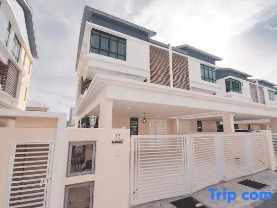 Muji Style 5BR Ferringhi Beach House 15Pax 1