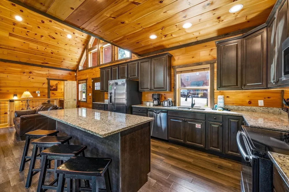 Mountain Skyy 3 Bedroom Cabin by RedAwning