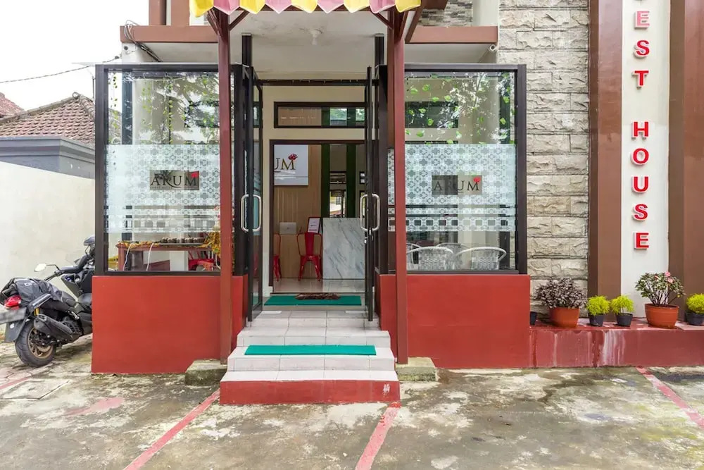 Arum Guest House by RedDoorz