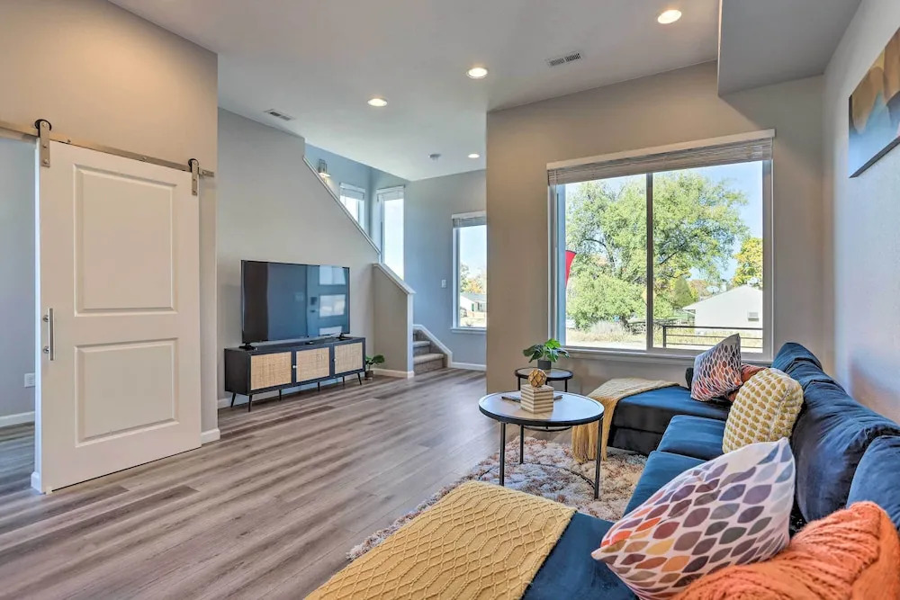 6 Mi to Dtwn Denver: Townhome w/ Patio!