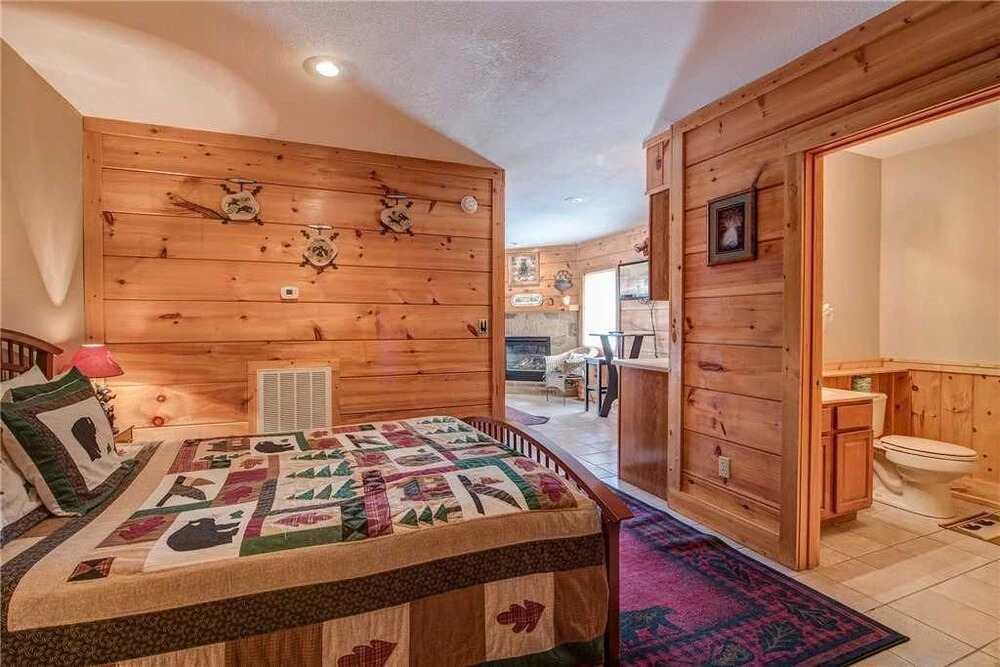 Another Day Inn Bearadise 2 Bedroom Home with Hot Tub