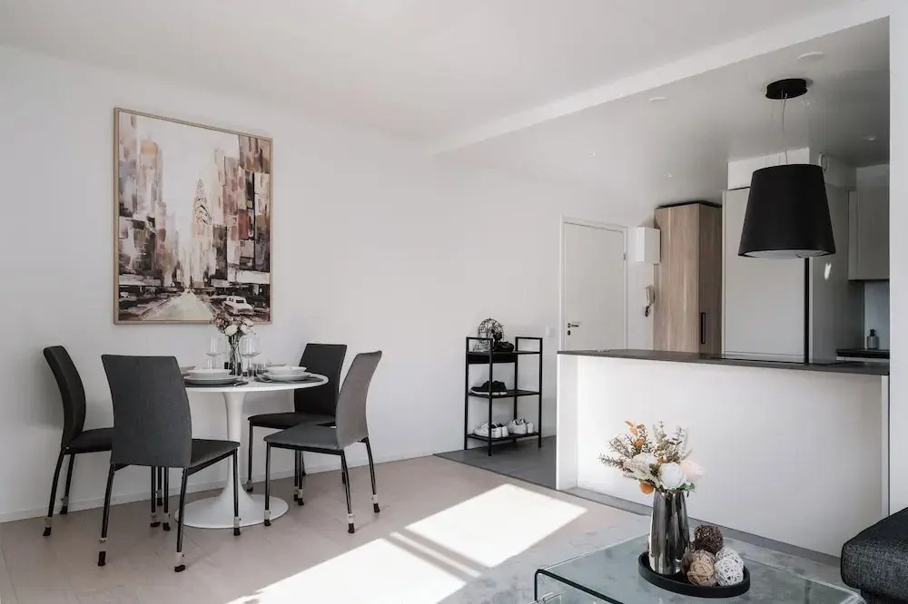 Modern 1BR Apartment with Balcony