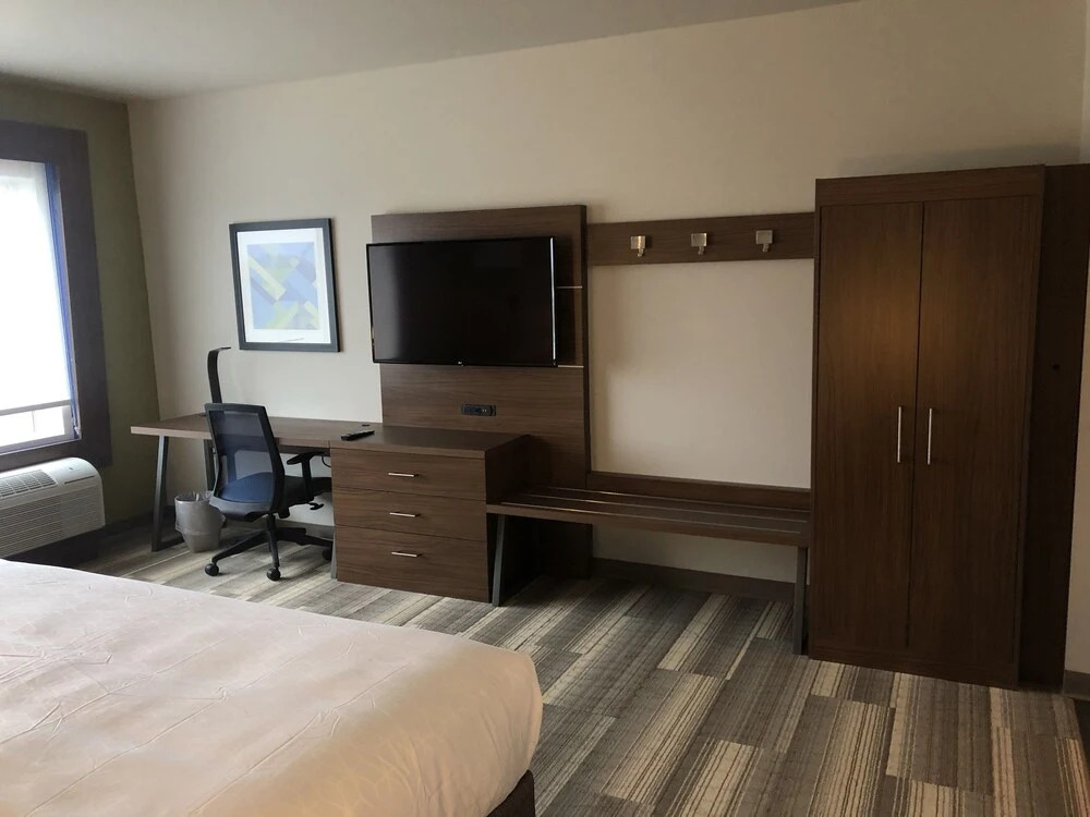 Holiday Inn Express & Suites - Madison West - Middleton by IHG