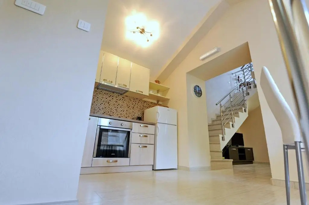 Apartments Ave R