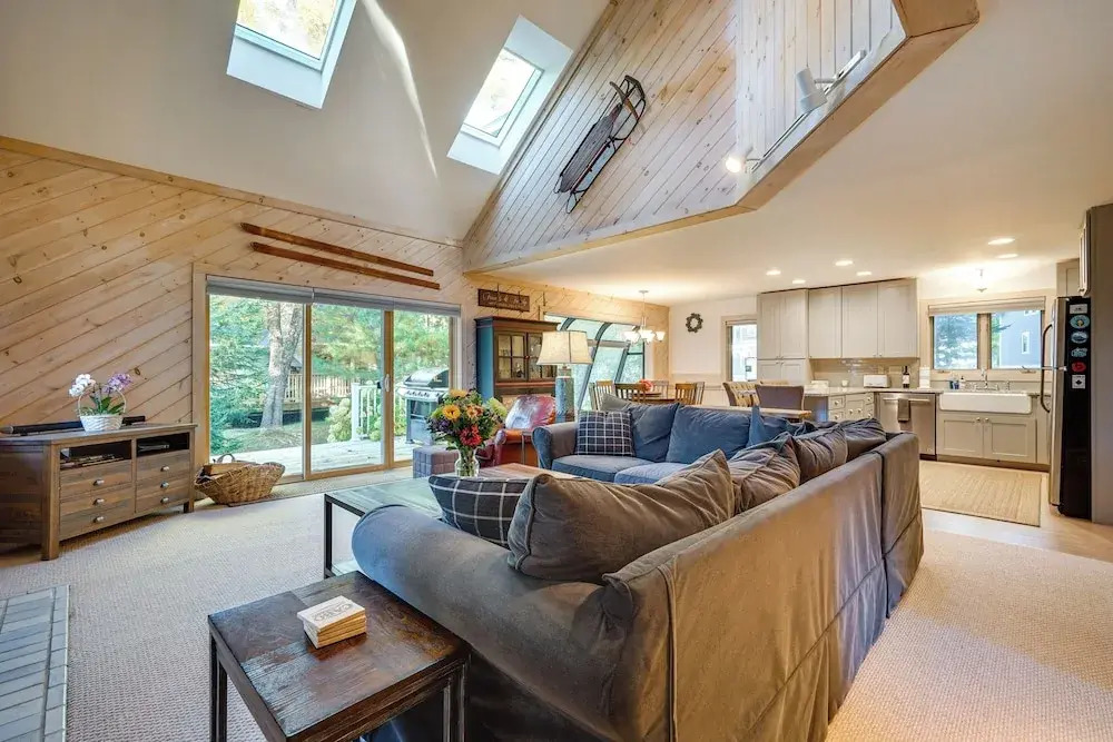 Cozy Getaway: Private Hot Tub, Near Skiing!