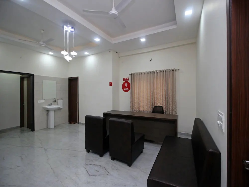 OYO 9888 Home Modern Stay near Celebration Mall