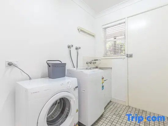 Inviting Rooms in Eastwood with Cafés, Shops & Station Nearby