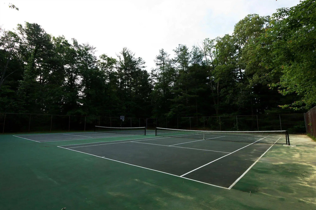 Highland Lake Inn & Resort - Flat Rock